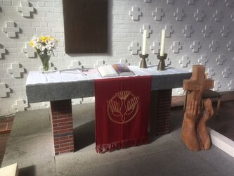 St. Martin-Kirche Voslapp, Altar mit rotem Antependium (2021)