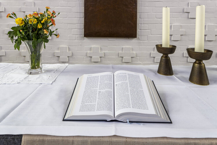 St. Martin-Kirche Voslapp, Bibel auf dem Altar