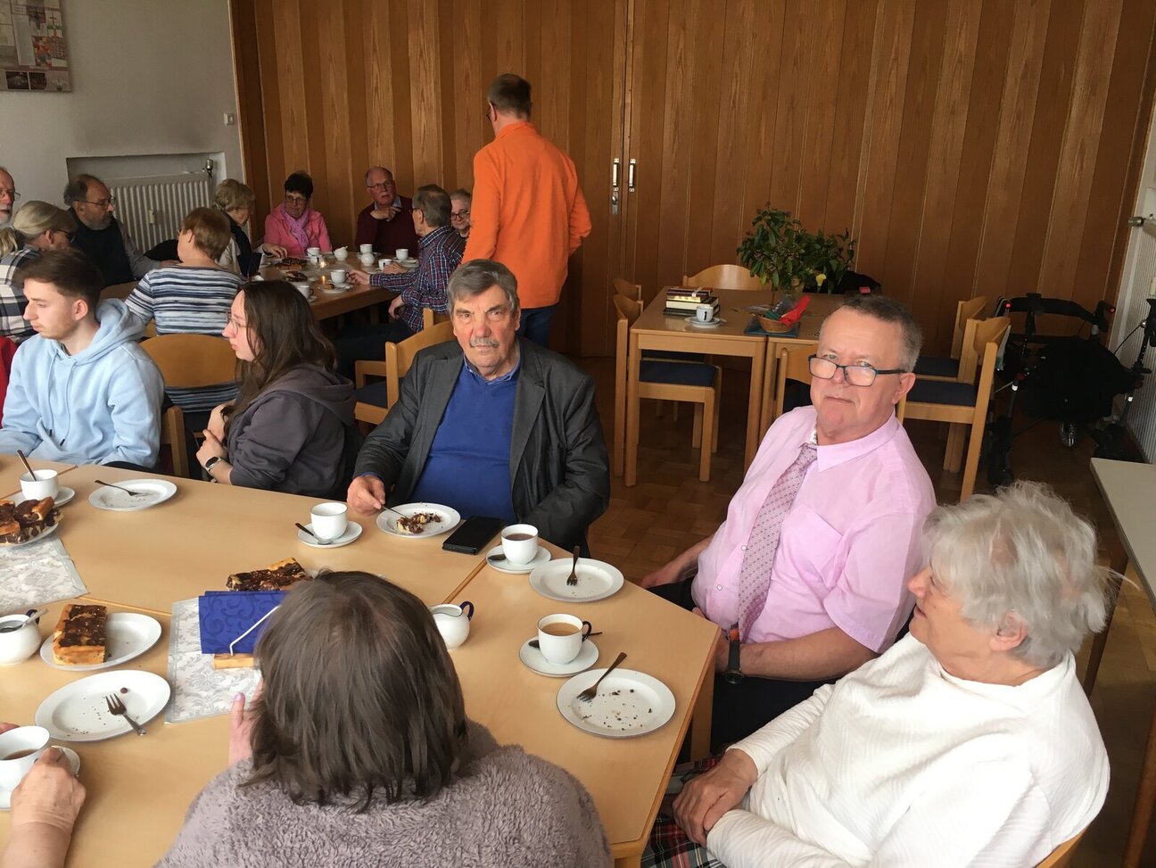 Teetrinken_nach_Gottesdienst_2