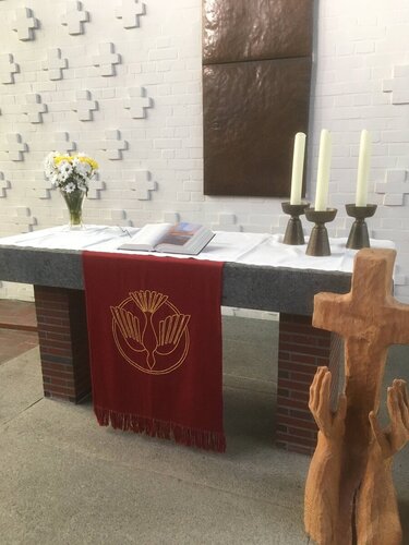 St. Martin-Kirche Voslapp, Altar mit rotem Antependium (2021)