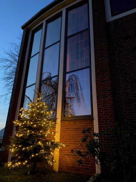 Weihnachtsbaum vor St. Martin-Kirche Voslapp